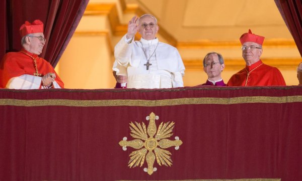 Am Ende des Konklaves von 2013 wurde Jorge Mario Bergoglio Papst Franziskus. (Archivbild) - © picture alliance / dpa