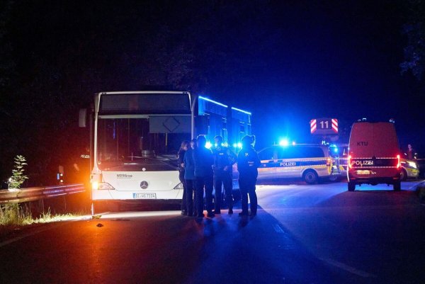 Nach der lebensgefährlichen Messerattacke in einem Stadtfest-Shuttle wird im Prozess am Mittwoch (30. April 2025) das Urteil erwartet. (Archivbild) - © Sascha Ditscher/dpa