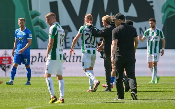 Münsters Trainer Sascha Hildmann geht nach dem Spiel über den Rasen. - © Bernd Thissen/dpa