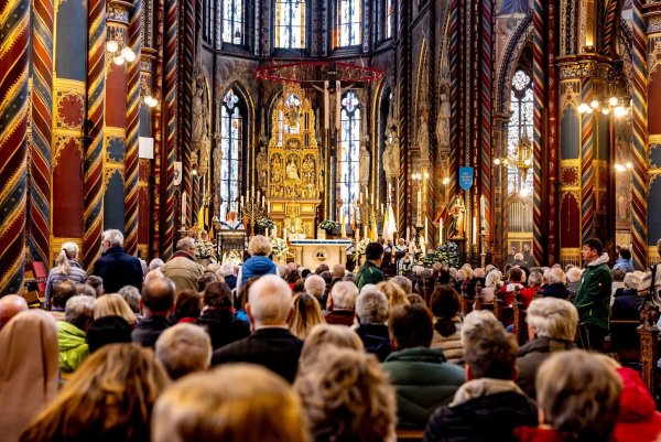 Vollbesetzte Kirchenbänke bei der Wallfahrt in Kevelaer: Auch in diesem Jahre haben sich zahlreiche Pilger angemeldet. (Archivbild) - © -/dpa