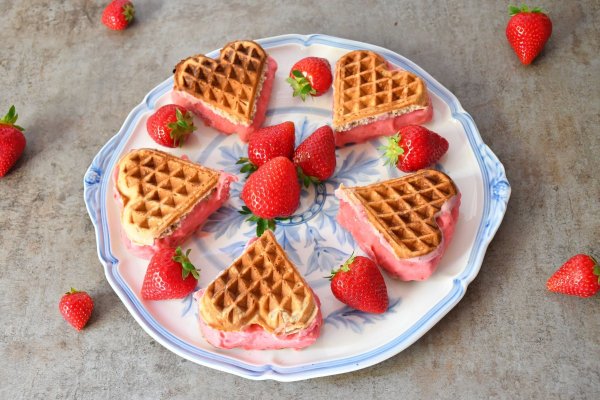 Rote Versuchung: Erdbeeren jetzt besonders aromatisch und erntefrisch, perfekt für ein Sandwisch-Erdbeereis. - © Isabelle Bohnert/VSSE e.V./dpa-tmn