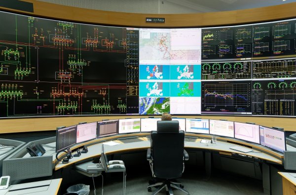 Amprion ist zusammen mit dem Übertragungsnetzbetreiber Swissgrid für die Überwachung der Netzfrequenz in Europa zuständig. - © Henning Kaiser/dpa