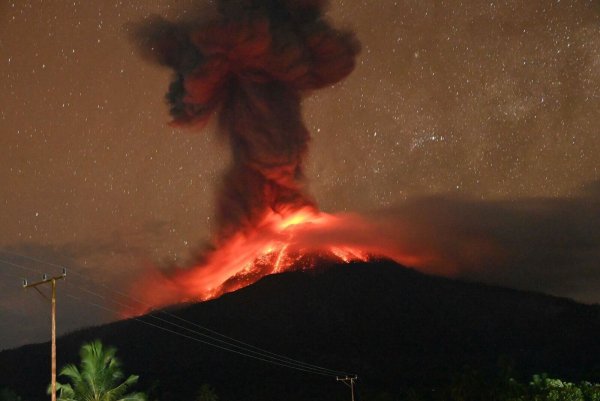 Der Lewotobi Laki-Laki ist seit Monaten immer wieder aktiv. - © Geological Agency/dpa