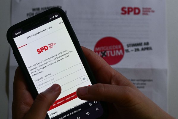 SPD-Generalsekretär Miersch berichtet von großer Diskussionsbereitschaft. - © Sebastian Gollnow/dpa