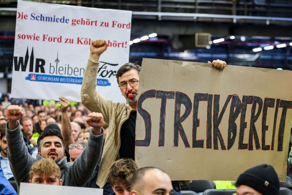 Ende 2024 verkündete das Ford-Management Sparpläne, die auf breiten Protest in der Belegschaft stießen. Hier ein Foto einer Betriebsversammlung im Dezember 2024. - © Christoph Reichwein/dpa