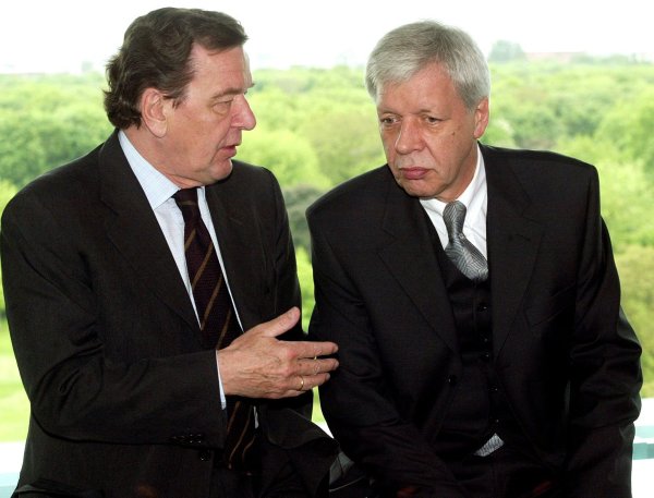 Parteilos in den Bundestag: 1998 wurde der Industrieberater Werner Müller (r) von Gerhard Schröder zum Bundeswirtschaftsminister ernannt. (Archivbild) - © Wolfgang Kumm/dpa