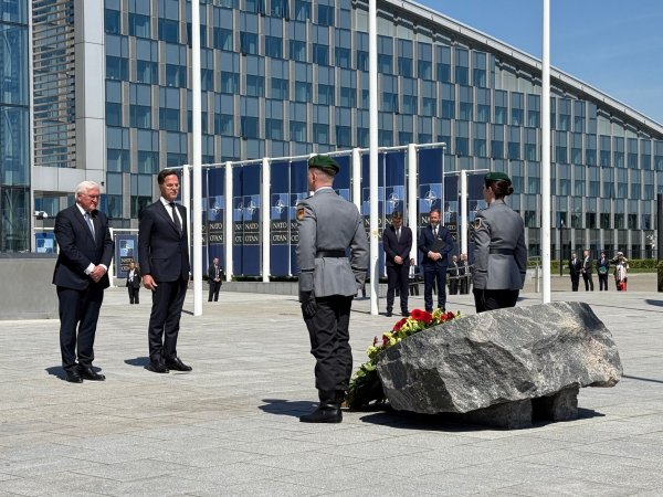 Mit einer Kranzniederlegung vor dem Nato-Hauptquartier begann der Festakt zum Beitritt Deutschlands zum Verteidigungsbündnis vor 70 Jahren. - © Ansgar Haase/dpa