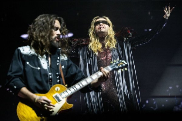 Tom (links) und Bill Kaulitz bei einem Konzert im März. (Archivbild) - © Marijan Murat/dpa