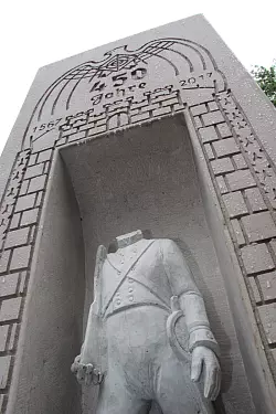 Die Schützen-Stele steht noch gar nicht so lange auf dem Salzhof und ist trotzdem schon mehrfach beschädigt worden. - © Stefan Backe