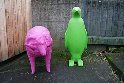 Auch pinke Mufflons und gr&uuml;ne Kaiserpinguine geh&ouml;ren zum Plastikzoo von Martin Schulten. - &copy; FOTO: CHRISTIN HARTMANN