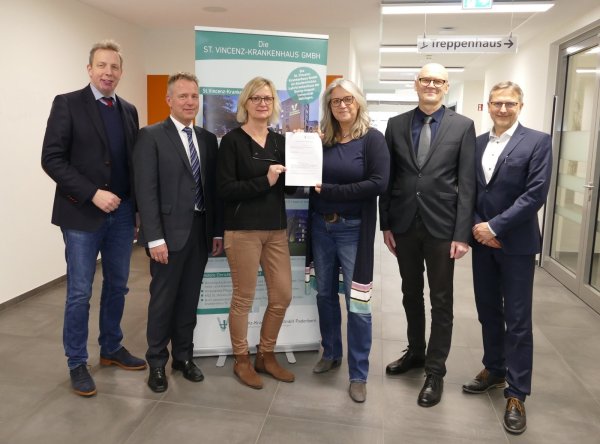 Klinik-Geschäftsführer Dr. Johannes Hütte, Andreas Zeisberg, Pflegedirektor Klinikum Lippe, Susann Grabsch, Leitende Hebamme Klinikum Lippe, Michaela Bremsteller, Leiterin der Hebammenschule St. Vincenz-Campus, Andreas Riekötter, Leiter des St. Vincenz-Campus und Jürgen Thau, Geschäftsführer der St. Vincenz-Krankenhaus GmbH. - © St. Vincenz-Krankenhaus