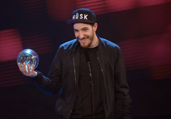 Der Musiker Casper freut sich am 05.12.2013 in Bochum (Nordrhein-Westfalen) bei der Verleihung der 1Live Krone 2013 über die Auszeichnung in der Kategorie "Beste Künstler". Der Rapper Casper bekam am Donnerstag gleich zwei Preise verliehen. - © dpa