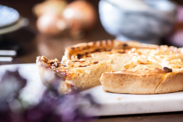 Zwiebelkuchen - © Foto: Franziska Gabbert/dpa-tmn