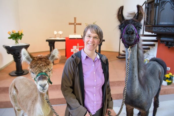 Pfarrin Wiltrud Bauer nimmt ihre Tiere gerne zu Besuchen im Hospiz oder Altenheim mit (Archivbild) - © picture alliance / dpa
