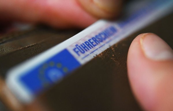 Teurer «Lappen»: 2100 bis 4400 Euro kostet ein Autoführerschein laut ADAC. Die Bundesvereinigung der Fahrlehrerverbände rechnet mit 2800 bis 3500 Euro. - © Marijan Murat/dpa