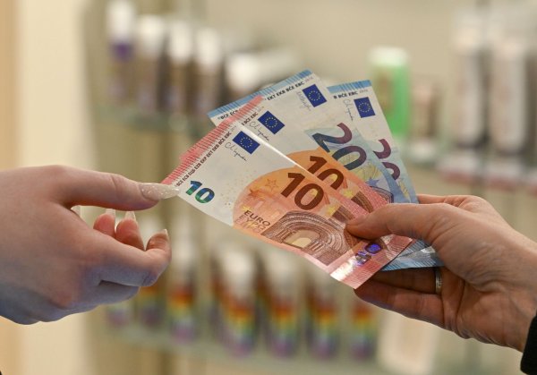 Verbraucherschützern zufolge legen Firmen vor allem bei Kosmetik, Dienstleistungen wie Friseurbesuchen und Kleidung unterschiedliche Preise für Frauen und Männner fest, um mehr Gewinn zu erzielen. - © Jens Kalaene/dpa