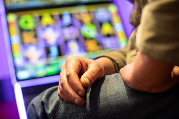 Männer sind bei Glücksspielen immer noch stärker suchtgefährdet, aber der Frauenanteil steigt. - © Sebastian Gollnow/dpa