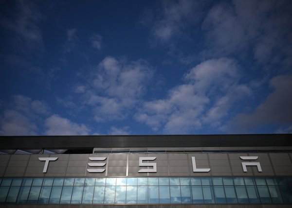 Der Schriftzug der Tesla Gigafactory Berlin Brandenburg. In der Tesla-Autofabrik in Grünheide steht die Produktion wegen eines Stromausfalls nach einem Anschlag auf einen Strommasten still. - © Sebastian Christoph Gollnow/dpa