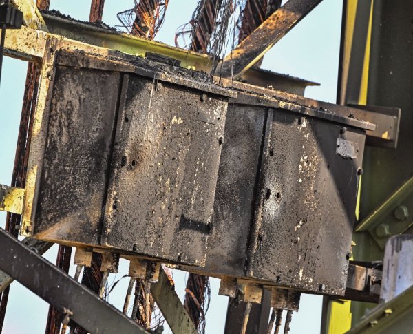 Brandspuren an einem Strommast nahe der Tesla-Autofabrik. - © Patrick Pleul/dpa