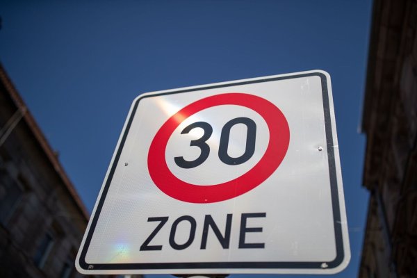 Ein Verkehrsschild weist auf eine Tempo-30-Zone hin. - © Daniel Karmann/dpa