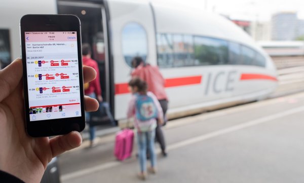 Der «DB-Streckenagent» sollte Bahnpendler vor Verspätungsfrust bewahren. Ab 2. Mai hat die App ausgedient. Einige Funktionen werden aber schrittweise in den «DB Navigator» integriert. - © Julian Stratenschulte/dpa