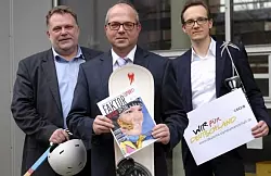 Medienfabrik-Gesch&auml;ftsf&uuml;hrer Stefan Postler (v.&thinsp;l.), Chefredakteur Michael Siedenhans und Bereichsleiter Tobias Uffmann organisieren einen permanenten Austausch zwischen dem Deutschen Haus in Sotschi und der G&uuml;tersloher Redaktion. - &copy; FOTO: THORSTEN G&Ouml;DECKER