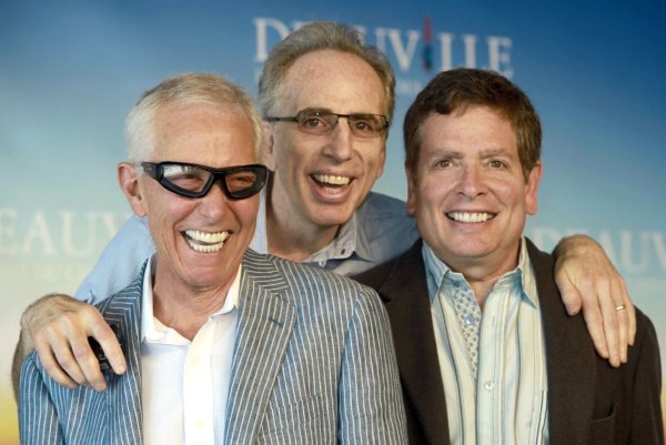 Komödien-Genie Jim Abrahams (links) - hier mit Jerry Zucker und David Zucker im Jahr 2009 - ist jetzt mit 80 Jahren gestorben. (Archivfoto) - © picture alliance / Daniel Joubert/EPA/dpa