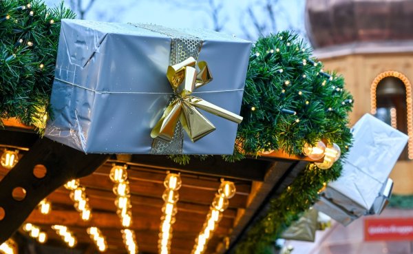 Viele Menschen in Deutschland setzen in diesem Jahr auf Secondhand-Geschenke. (Archivbild) - © Jens Kalaene/dpa