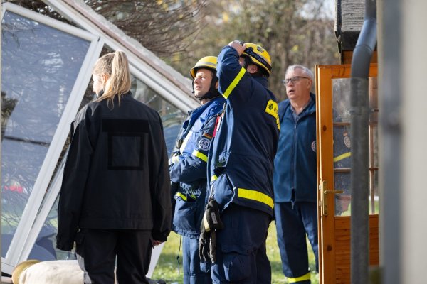 Das THW ist nach einer vermutlichen Explosion im Worms im Einsatz. - © Boris Roessler/dpa