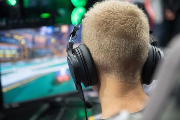 Klangqualität, Handhabung, Tragekomfort und Verarbeitung: Die belgische Verbraucherorganisation «Test-Achats» hat 10 Gaming-Headsets getestet. - © Andrea Warnecke/dpa-tmn