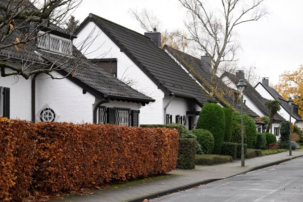 Blick auf Häuser der denkmalgeschützten Golzheimer Siedlung in Düsseldorf. - © Roberto Pfeil/dpa