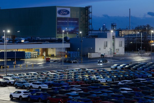 Elektroautos vom Typ Explorer stehen auf dem Werksgelände der Ford-Werke in Köln-Niehl. - © Rolf Vennenbernd/dpa