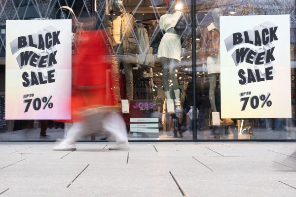 Männer geben am Black Friday mehr Geld aus. (Archivbild) - © Etienne Dötsch/dpa
