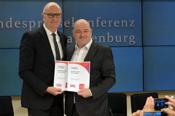 Brandenburgs Ministerpräsident Dietmar Woidke (SPD) (links) und BSW-Landeschef Robert Crumbach stellen ihren gemeinsamen Koalitionsvertrag vor. Er ist Grundlage für eine gemeinsame Regierung. - © Michael Bahlo/dpa