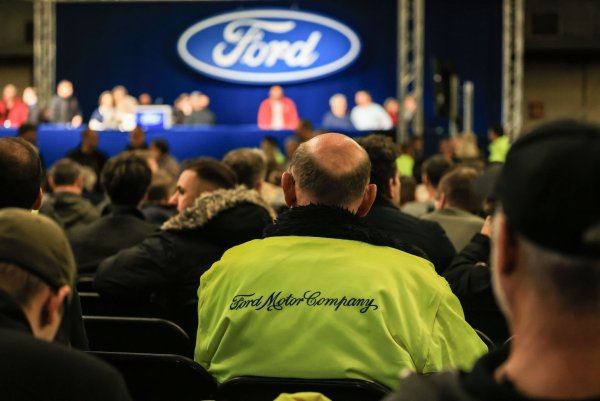 Ford-Mitarbeiter warten auf den Beginn der Betriebsversammlung. - © Oliver Berg/dpa