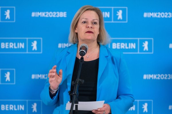 Bundesinnenministerin Nancy Faeser hatte die Grenzkontrollen zunächst bis zum 15. Dezember verlängert. - © Christophe Gateau/dpa