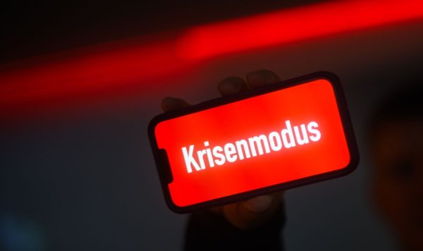 Das «Wort des Jahres» auf einem Smartphone-Display: «Krisenmodus». - © Julian Stratenschulte/dpa