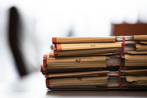 Akten liegen vor einem Prozess in einem Landgericht auf dem Tisch. - © Swen Pförtner/dpa/Symbolbild