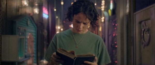 Die 17-jährige Liv Silver (Jana McKinnon) im Mystery-Thriller bei Prime Video. - © Amazon Prime Video/dpa