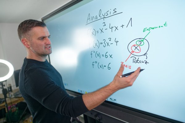 Der Mathematik-Youtuber Daniel Jung steht in seinem Videostudio, in dem er seine Mathematik-Lehrvideos aufnimmt. - © Henning Kaiser/dpa