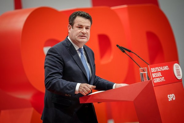 Hubertus Heil (SPD), Bundesminister für Arbeit und Soziales, spricht beim ordentlichen Bundesparteitag. - © Kay Nietfeld/dpa