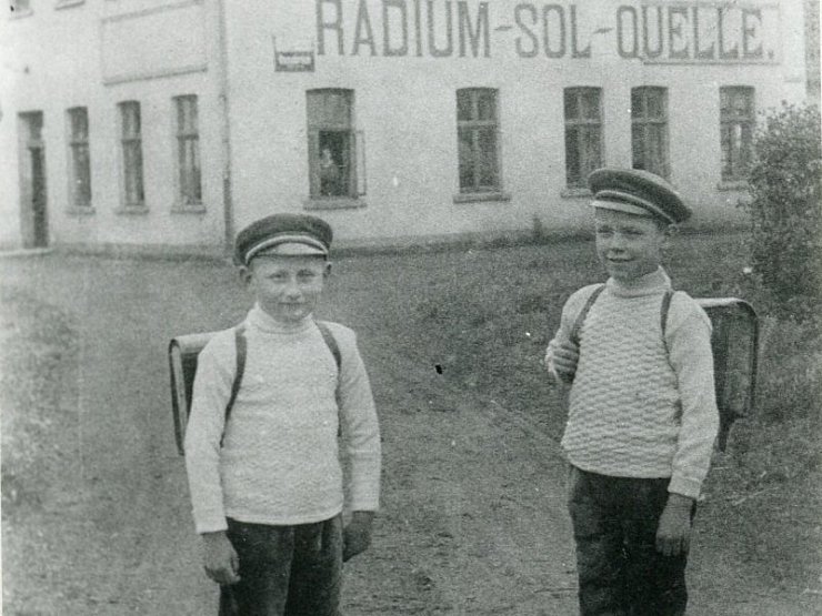 Die Brüder Pudenz aus der Besitzerfamilie in ihrer Schulkleidung. - © FOTO: FAMILIENCHRONIK/REPRO: N. CONTI