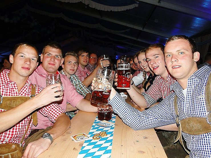 Prost in fescher Oktoberfestkleidung: Auch Mitglieder der Landjugend Schlangen feiern kräftig mit beim ersten Kohlstädter Oktoberfest. - © Foto: Karenfeld