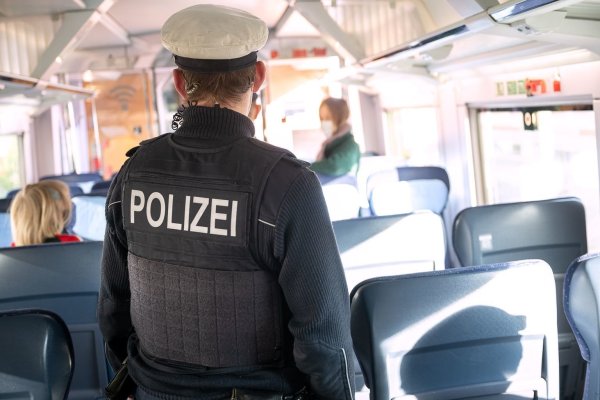 Masken-Kontrolle bei der Deutschen Bahn - © Foto: Sebastian Gollnow/dpa