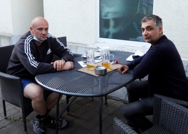 Vladas Ciziunas und Ergün Evren sitzen auf der Terrasse am Bistro Liban und überlegen, wie die ausweglose Situation bewältigt werden kann. - © Anke Schneider