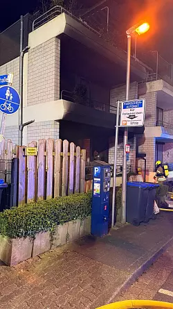 Vier Personen bringen die Einsatzkr&auml;fte in Sicherheit. - &copy; Feuerwehr Detmold/Christopher Rieks