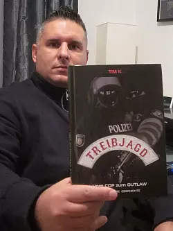 Buchautor und Ex-SEK-Beamter: Tim K. mit seinem ersten Buch, „Treibjagd“ - © Privat