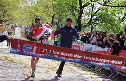 Der Detmolder Elias Sansar (42) läuft erneut als erster ins Ziel. Es ist sein 14. Sieg beim Hermannslauf. - © Charlotte Mahncke