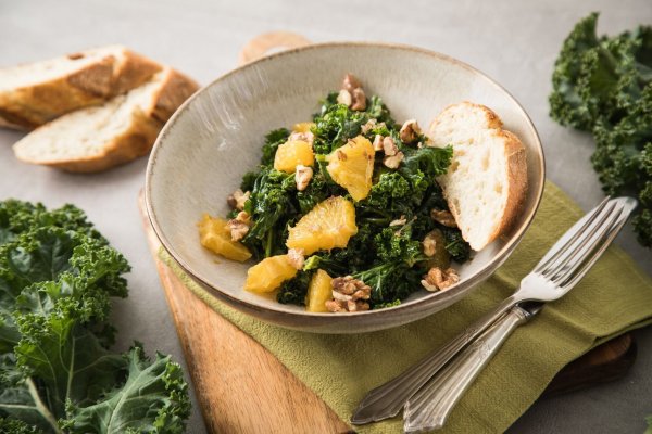 Für einen Grünkohlsalat eignen sich vor allem die jüngeren, krausen Blätter ohne Blattrippe. Dazu passen Orangenfilets, Walnüsse und Chiabatta. - © Christin Klose/dpa-tmn