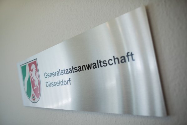Ein Schild in der Generalstaatsanwaltschaft bei der Eröffnung der Zentralstelle für Terrorismusverfolgung. - © Rolf Vennenbernd/dpa
